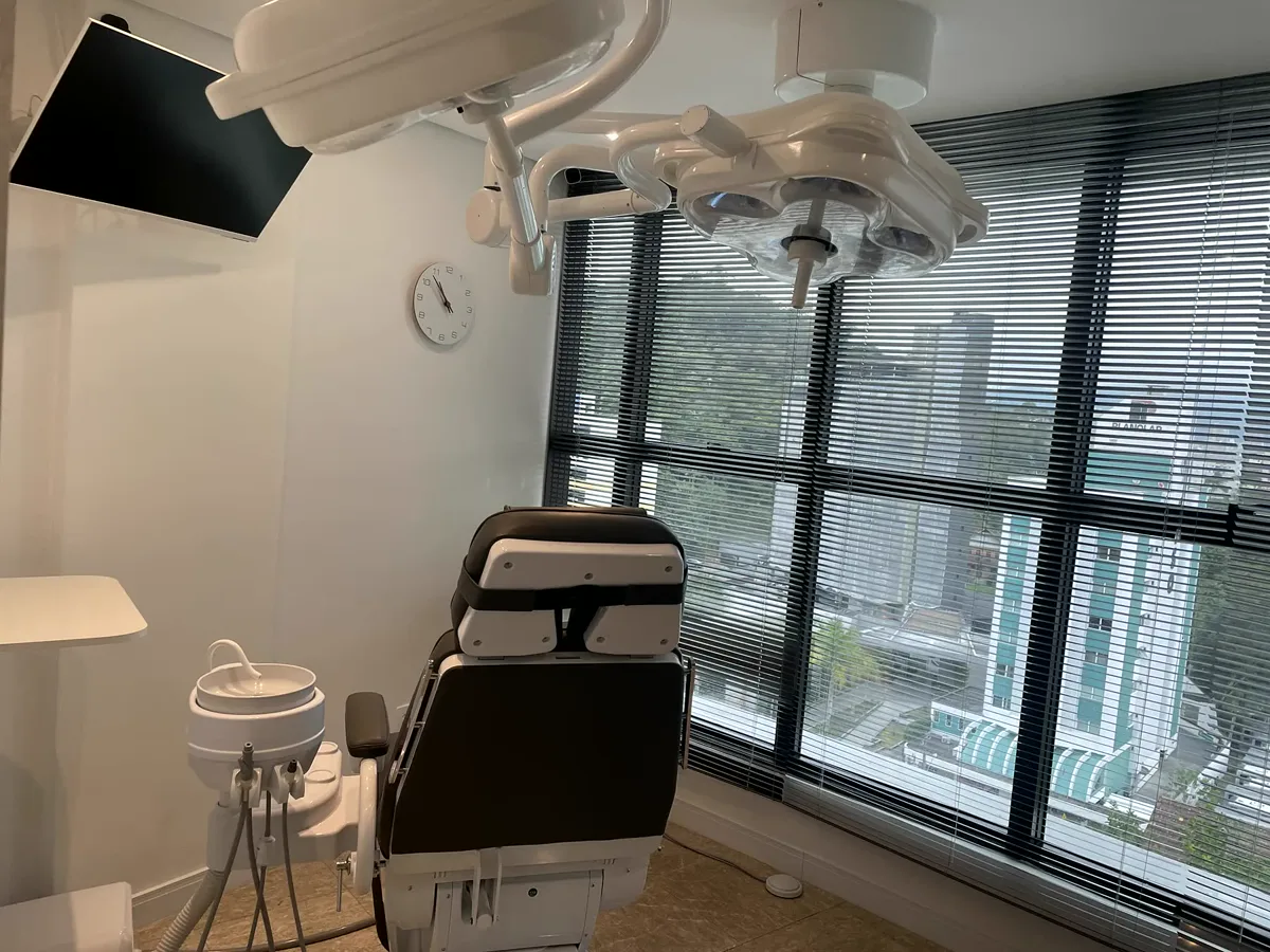 Sala clínica com foco cirúrgico e luz natural
