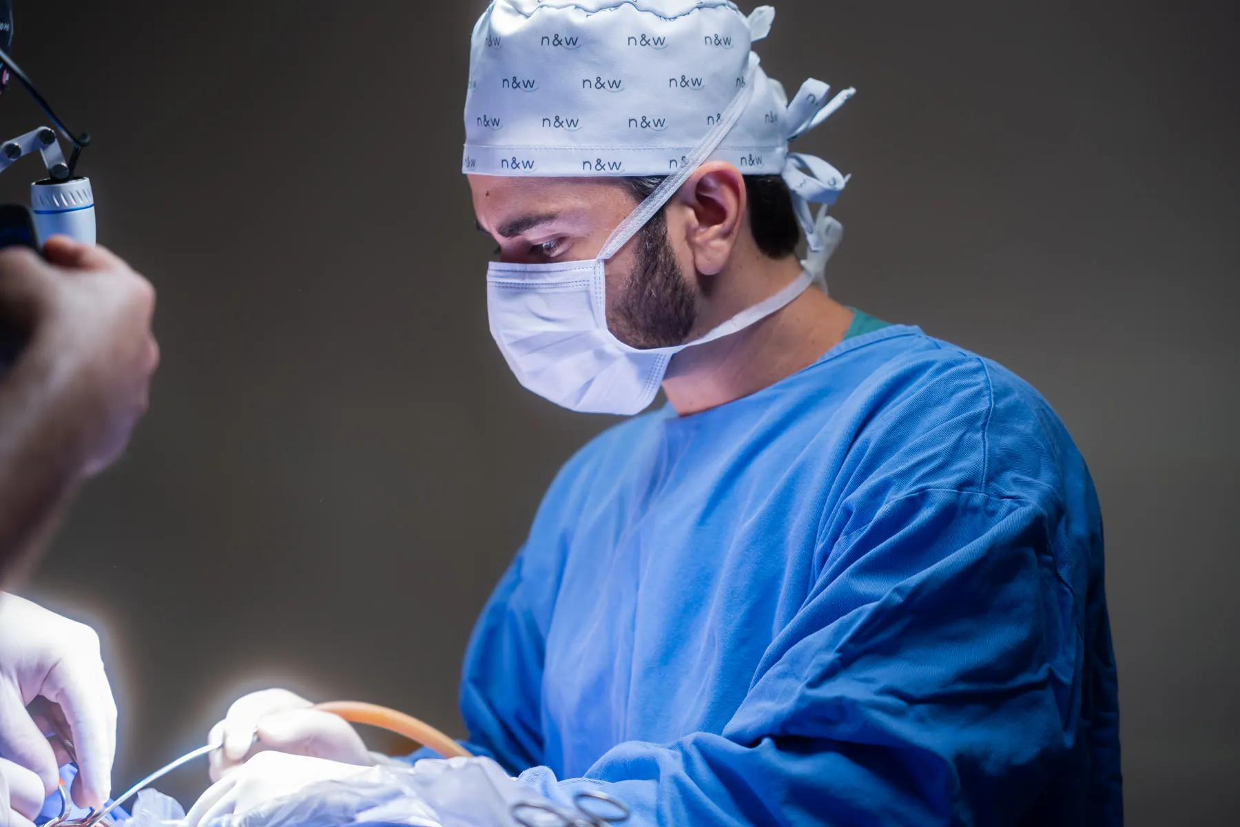 Dr. Fernando Giovanella operando, guiado pelo SkinGuide